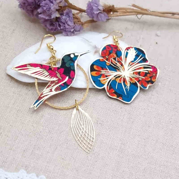 boucles d'oreilles dépareillées asymétriques grand colibri et grand hibiscus en TISSU liberty Ciara pétrole et acier inoxydable doré