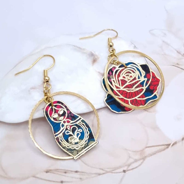 Boucles d'oreilles dépareillées asymétriques Rose et Matriochka en tissu liberty Ciara pétrole et acier inoxydable doré