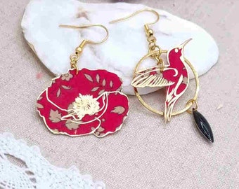 Boucles d'oreilles dépareillées asymétriques colibri et coquelicot en tissu liberty capel rubis et acier inoxydable doré