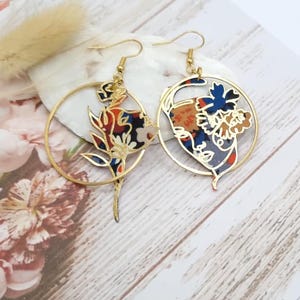 Boucles d'oreilles dépareillées asymétriques visages graphiques en tissu liberty thorpe rouille et acier inoxydable doré