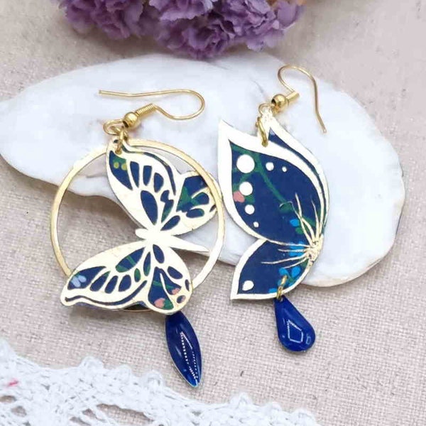 Boucles d'oreilles dépareillées asymétriques Papillons en tissus coton liberty Erica Navy et acier inoxydable doré