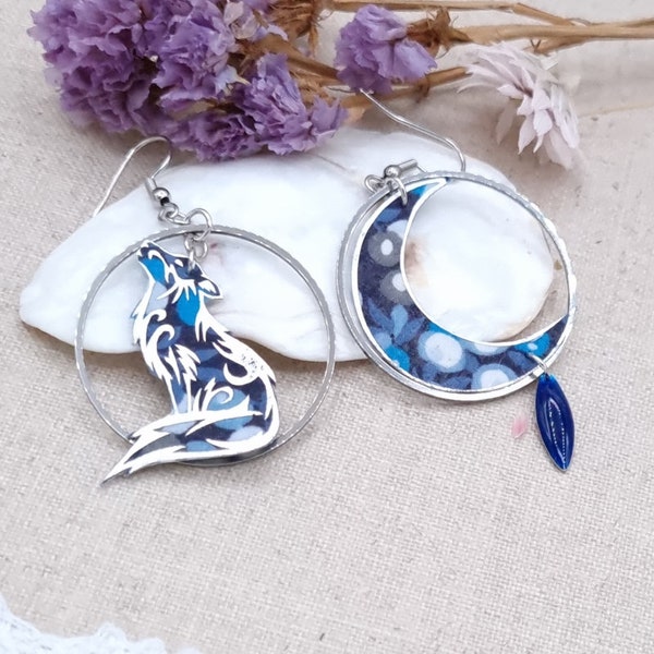 Boucles d'oreilles dépareillées asymétriques lune et loup en tissu liberty wiltshire bleu nuit et  acier inoxydable argenté