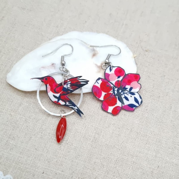 Boucles d'oreilles dépareillées asymétriques colibri et fleur de cerisier en tissu liberty wiltshire rouge et acier inoxydable argenté