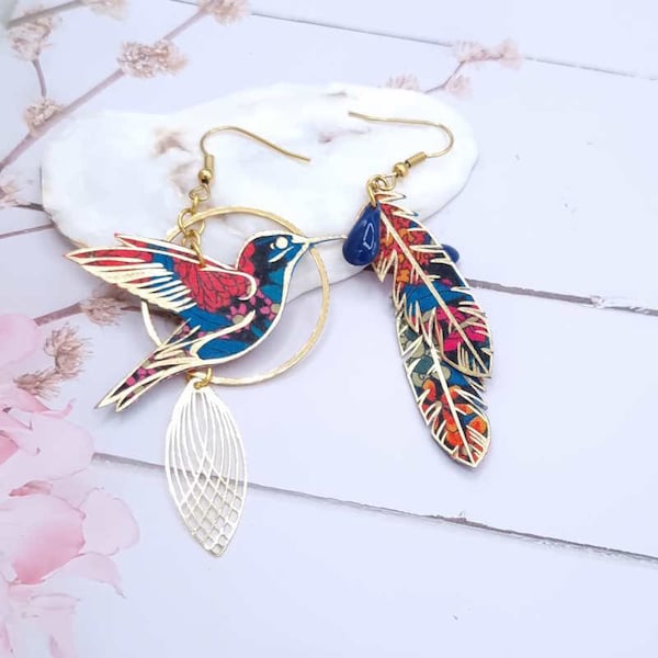 boucles d'oreilles dépareillées asymétriques grand colibri et plumes en TISSU liberty Ciara pétrole  et acier inoxydable doré