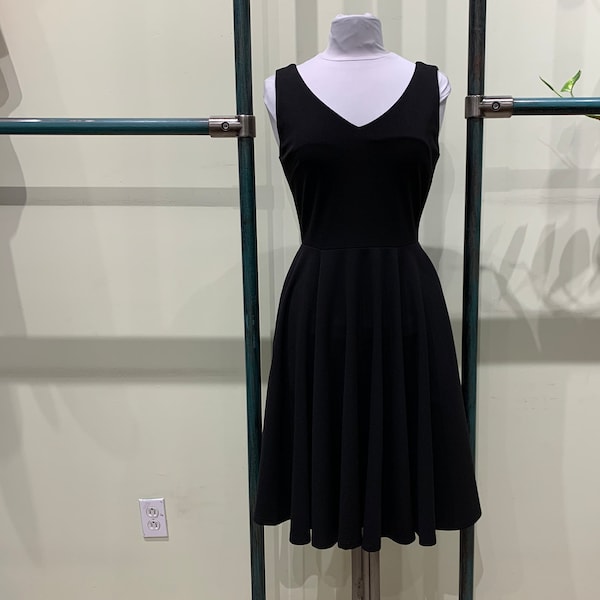 Eva Rose Einfarbig Schwarz V-Ausschnitt Fit And Flare Kleid mit Taschen