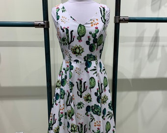 Eva Rose - Robe ajustée et évasée à col en V et imprimé plantes succulentes blanches et vertes avec poches