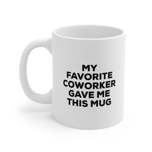 Puede incluir: Taza de cerámica blanca con texto negro que dice "Mi compañero de trabajo favorito me regaló esta taza".
