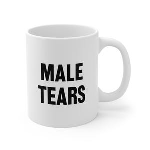 Puede incluir: Taza de cerámica blanca con la frase "MALE TEARS" impresa en letras negras en negrita. La taza tiene un asa curvada y un acabado liso y brillante. Para bebidas frías o calientes.