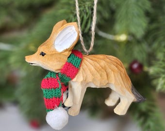 Handgemaakte houten fennek vos met mini sjaal – uniek dier ornament – winterse decoratie voor kerstboom, interieur of cadeau