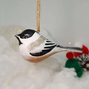 Chickadee de Madeira Artesanal – Enfeite de Pássaro Esculpido à Mão, Decoração Exclusiva, Presente Criativo & Sustentável