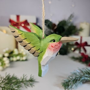 Adorno de Madera Colibrí, Hecho a Mano, Figura Colgante Artesanal, Decoración Única y Colorida, Regalo para Amantes de la Naturaleza