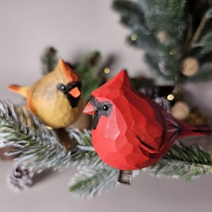 Handgefertigte Kardinal-Paar Clip-On Holzornamente – Liebesvögel, rot, handbemalt, Geschenkidee, Naturdeko, Frühling, Unikat