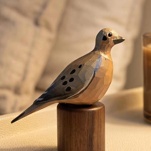 Handbemalte Trauertaube Figur Holz Vogel Skulptur Mit Schwarznuss Sockel, Geschenk Vogelliebhaber, Rustikale Natur Deko
