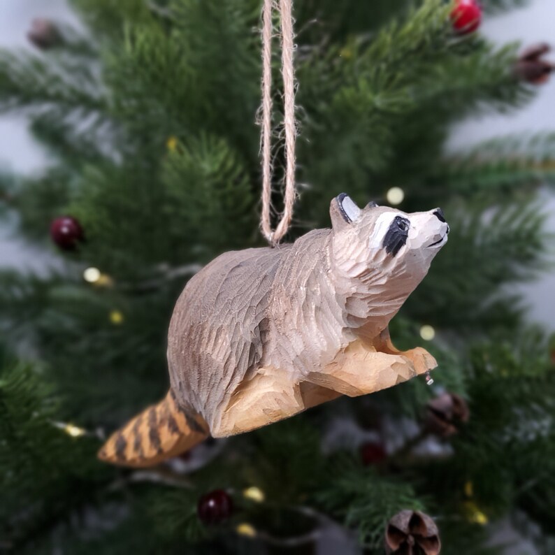 Handgefertigter Waschbär Holzanhänger – Tier Ornament, Naturdeko, Geschenkidee für Tierfreunde, Handgemacht, Unikat aus Holz Bild 6