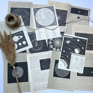 Op de afbeelding: Een verzameling vintage astronomieprints in zwart-wit, met afbeeldingen van planeten, de maan en zonnestelsels. De illustraties en diagrammen worden gecombineerd met gedroogd gras en touw, wat een rustieke uitstraling geeft.
