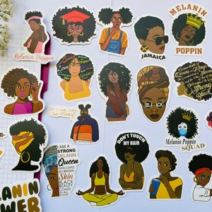 Puede incluir: Una colección de pegatinas coloridas con ilustraciones de mujeres negras con varios peinados y accesorios. Algunas pegatinas incluyen texto como "Melanin Poppin", "Strong Black" y "Don't Touch My Hair."
