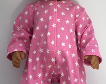 Pyjama rose fait main à motif d'étoiles et bonnet pour poupée 16 po./43 cm