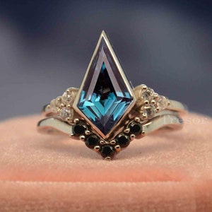 Kite Shape Alexandrite Engagement Ring Set,14K Rose Gold Alexandrite Bridal Wedding Ring For women, Anniversary Gifts for Mother Wife Love