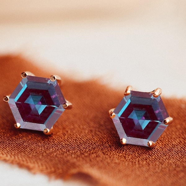 Pendientes vintage de alejandrita, pendientes de novia Alex de corte hexagonal de color morado natural, pendientes de compromiso de aniversario minimalistas para madre.
