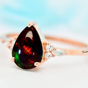 Anillo de ópalo negro de corte pera en oro macizo de 14 quilates, anillo de compromiso único, piedra natal de octubre, regalo de joyería de ópalo de fuego para mamá.