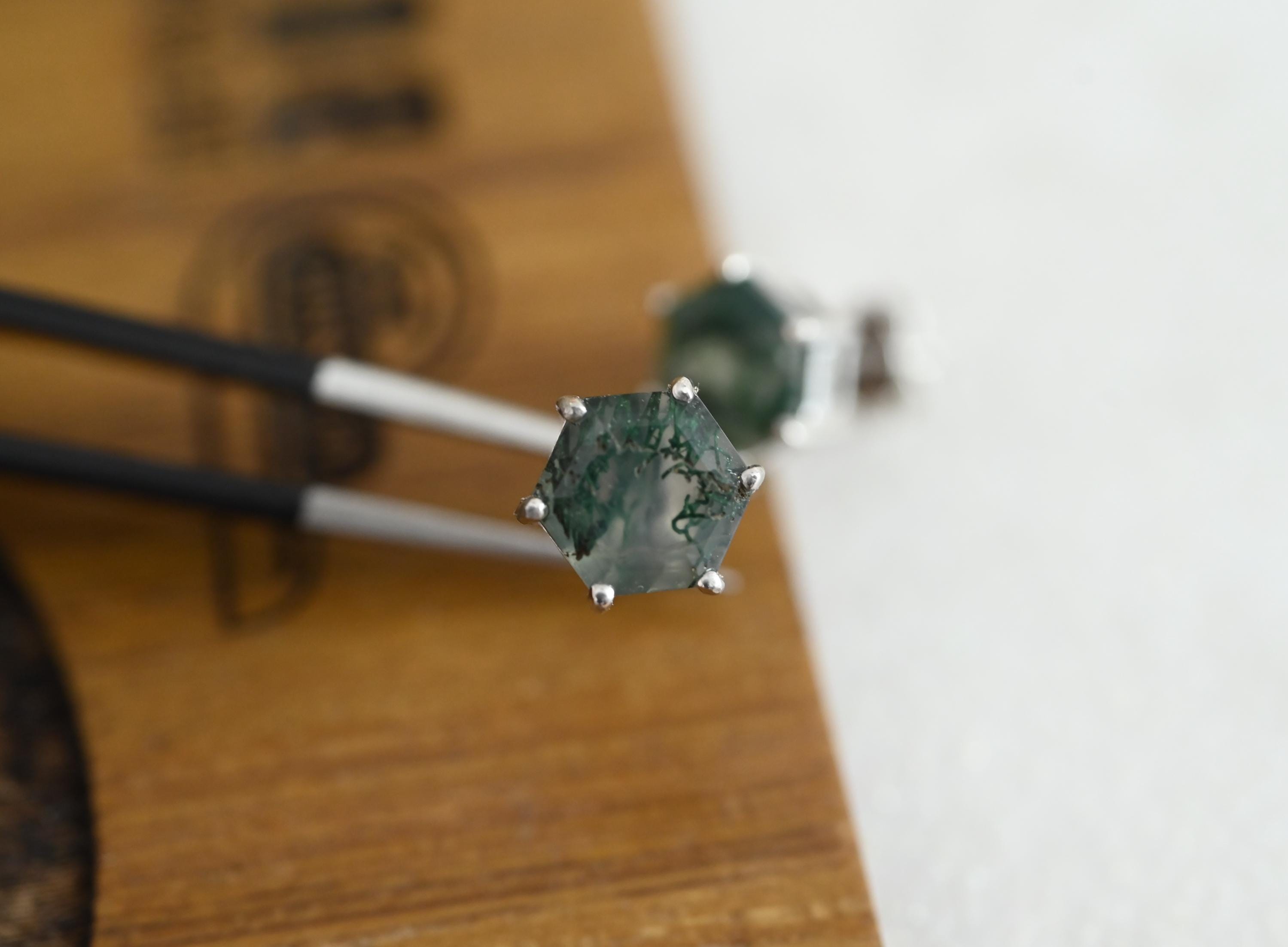 モスアゲートスタッドピアス、ヘキサゴンカット925スターリング