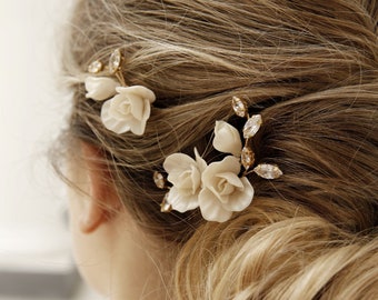 Ivory bridal flowers hair pins, Cream wedding floral hairpins, Wedding crystal pins, Clay flower hair pins, Boho hair piece