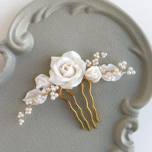 White bridal hair comb, Wedding flower hair comb, Bridal floral hair piece, Flower head piece, White hair piece for bride