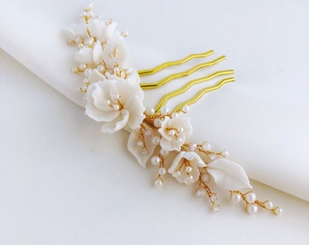 Flower hair comb, Bridal hair piece, Wedding floral hair piece, White bridal hair comb, White hair piece for bride