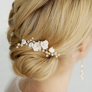 Bridal floral hair piece, Wedding flower hair comb, Flower head piece, White bridal hair comb, White hair piece for bride