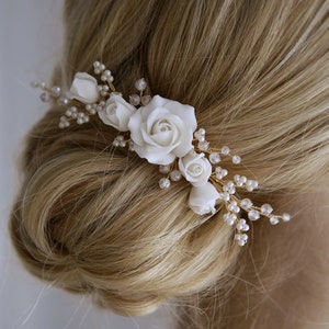 Wedding flower hair comb, Bridal floral hair piece, Flower head piece, White bridal hair comb, White hair piece for bride
