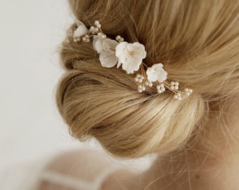 Small wedding flower hair comb, Bridal floral hair piece, Flower head piece, White bridal hair comb, White hair piece for bride