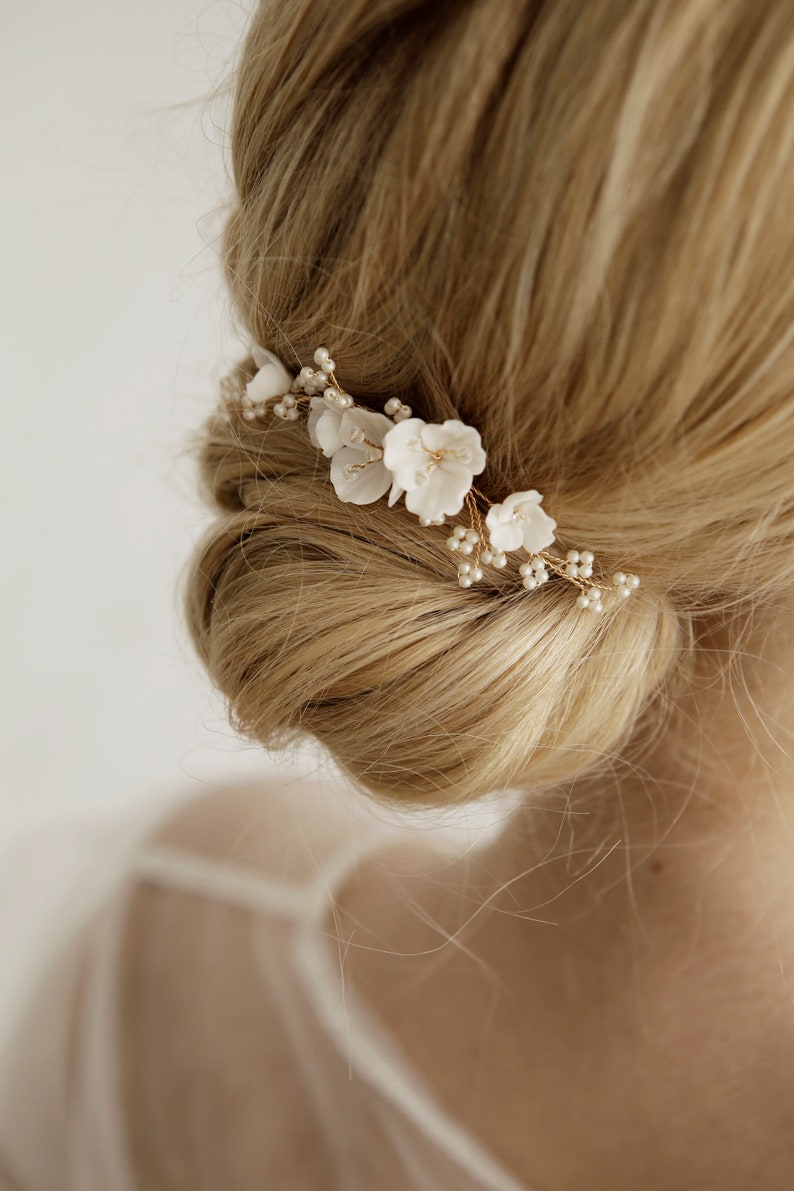 Bridal floral hair piece, Wedding flower hair comb, Flower head piece, White bridal hair comb, White hair piece for bride image 2