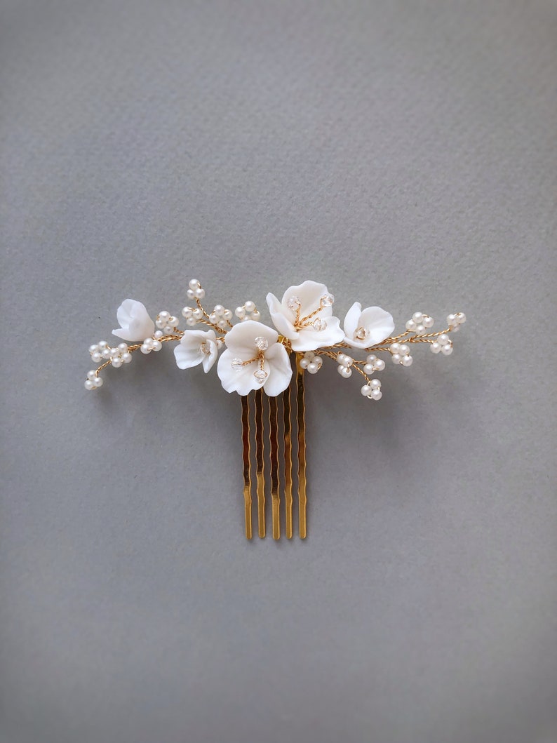 Bridal floral hair piece, Wedding flower hair comb, Flower head piece, White bridal hair comb, White hair piece for bride image 3