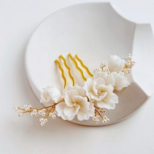 Wedding flower hair comb, Bridal floral hair piece, Flower head piece, White bridal hair comb, White hair piece for bride
