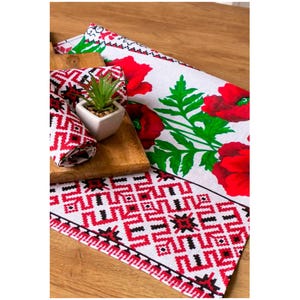Juego de cocina: toalla + 4 servilletas con estampado floral tradicional ucraniano en una caja de regalo. Fabricado en Ucrania. Decoración ecológica para el hogar + regalo sorpresa
