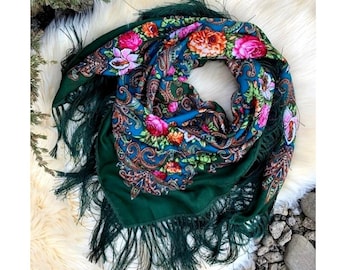 Grand beau foulard-châle carré à franges. Ornement floral ethnique. Foulard vert à fleurs. Accessoire de style bohème + cadeau d'Ukraine