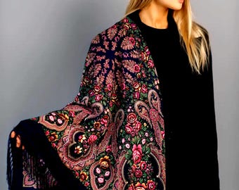 Bufanda folclórica ucraniana: chal floral negro con flecos