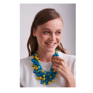 Handgemaakte houten ketting gemaakt van natuurlijk eco-materiaal Karpaten beuken. Er is keuze uit kleuren. Etnische decoratie+ cadeau uit Oekraïne