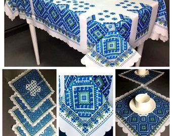 Nappe blanche festive avec un ornement bleu traditionnel ukrainien Disponible en différentes tailles + en cadeau un lot de 4 serviettes