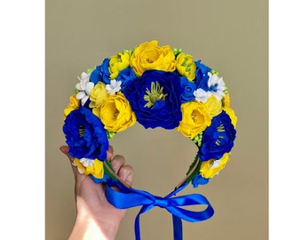 Couronne de fleurs de créateur aux couleurs bleu et jaune du drapeau ukrainien. Décoration authentique de tête d'auteur + cadeau d'Ukraine