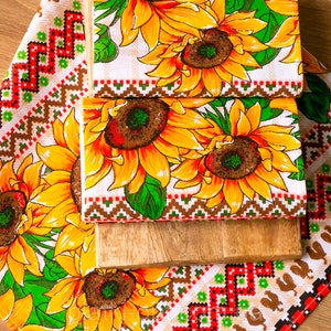 Juego: paño de cocina ucraniano + 4 servilletas con estampado de girasoles en una caja de regalo. Decoración étnica para la cocina. Hogar estilo granja + regalo de Ucrania