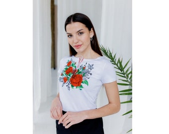 Koszulka z haftowaną różą – ręcznie robiony kwiatowy t-shirt, prezent z Ukrainy