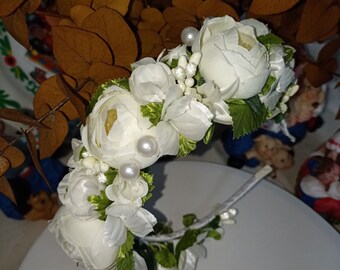 Couronne de fleurs ukrainienne faite de fleurs blanches. Bijoux pour la mariée. Un bouquet de fleurs + un cadeau d'Ukraine