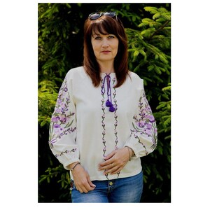 Bella Ragazza Ucraina In Camicia Ricamata Tradizionale Ed In Occhi Verdi 47198544