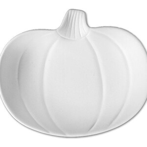 Puede incluir: Plato de cer&aacute;mica blanca con forma de calabaza. El plato tiene un dise&ntilde;o en relieve de calabaza con un tallo y nervaduras.