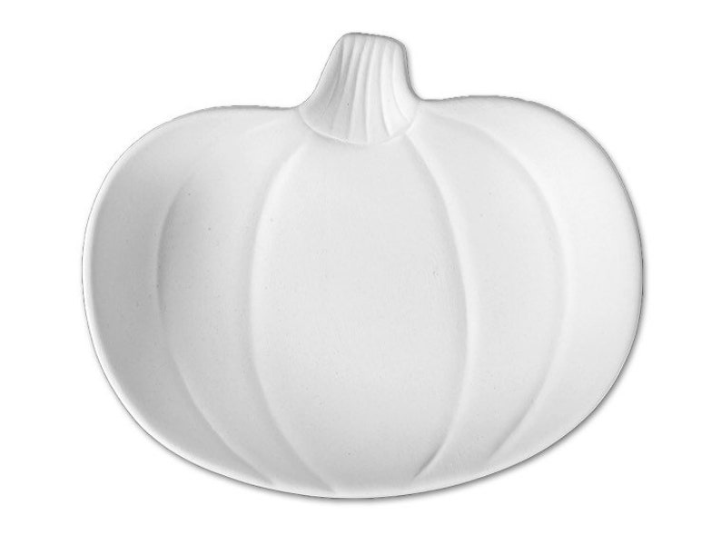 Puede incluir: Plato de cer&aacute;mica blanca con forma de calabaza. El plato tiene un dise&ntilde;o en relieve de calabaza con un tallo y nervaduras.