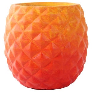 Puede incluir: Maceta de cer&aacute;mica naranja y roja con forma de pi&ntilde;a y superficie texturizada.