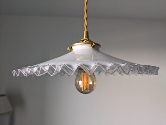 Suspension vintage en opaline blanche dentelée, luminaire rétro élégant
