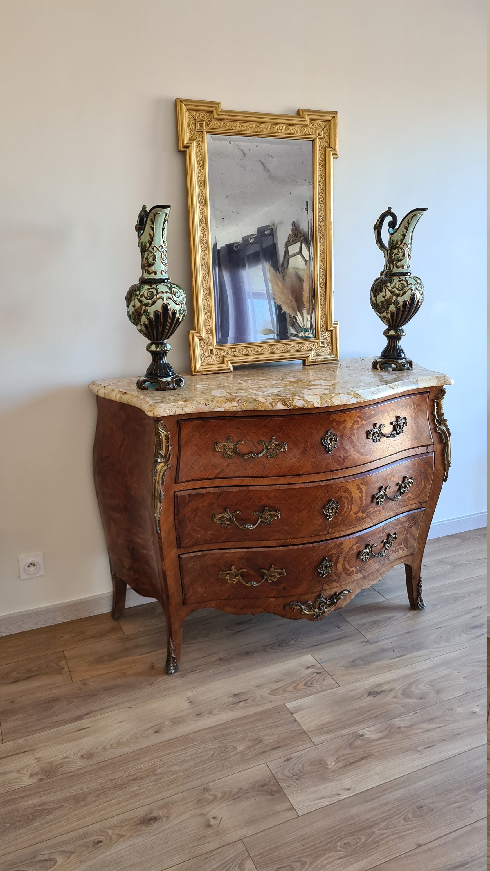 Commode Galbée en Bois de Rose Style Louis Xv