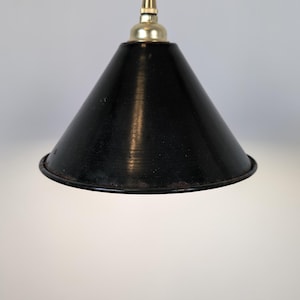 Vintage industrial pendant light in green enamelled sheet metal - Restored antique lighting